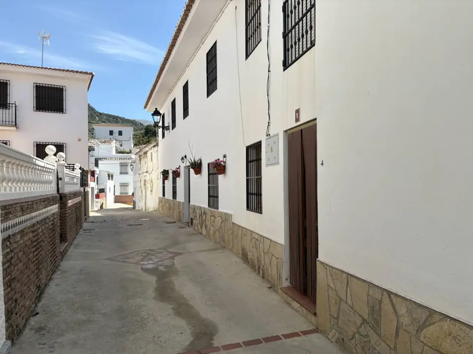 Calle estrecha de Mondrón con fachadas encaladas