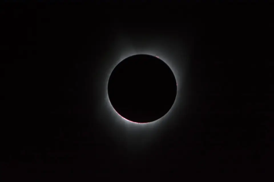 Eclipse total de sol con la corona solar alrededor de la Luna (foto de archivo de la NASA)