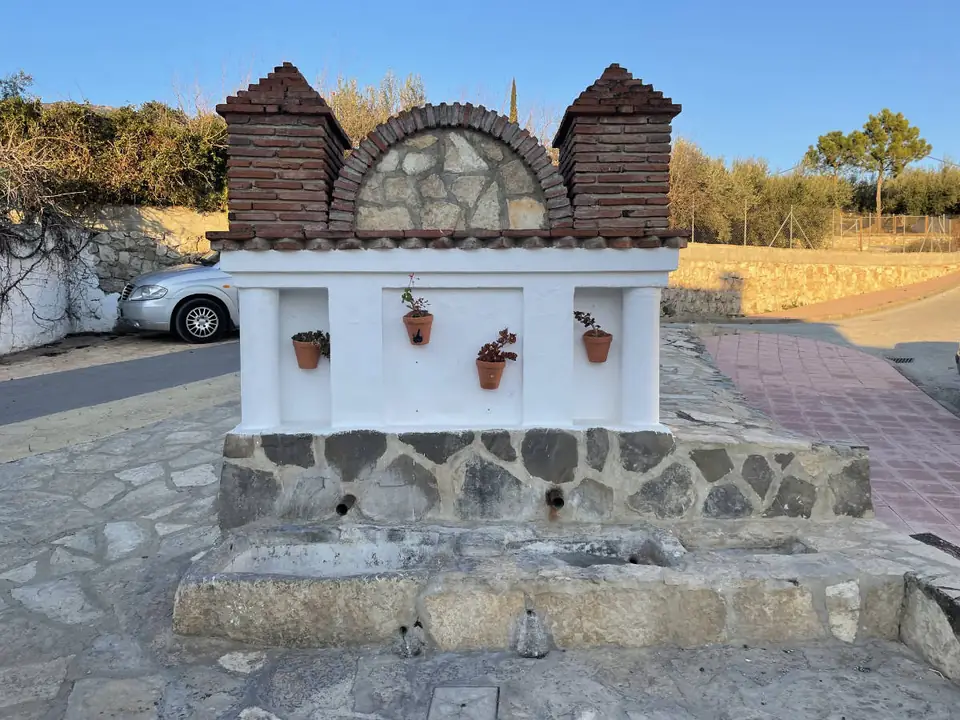Fuente de Mondrón, antiguo abrevadero, con sus caños y macetas
