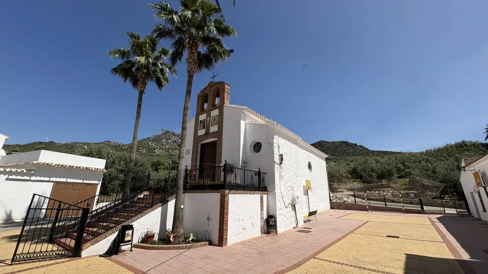 Iglesia de San Fernando de Mondrón con la sierra detrás