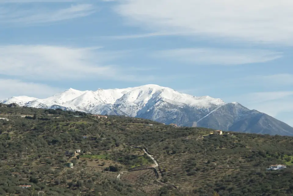 Sierra nevada vista desde los campos de Mondrón en invierno