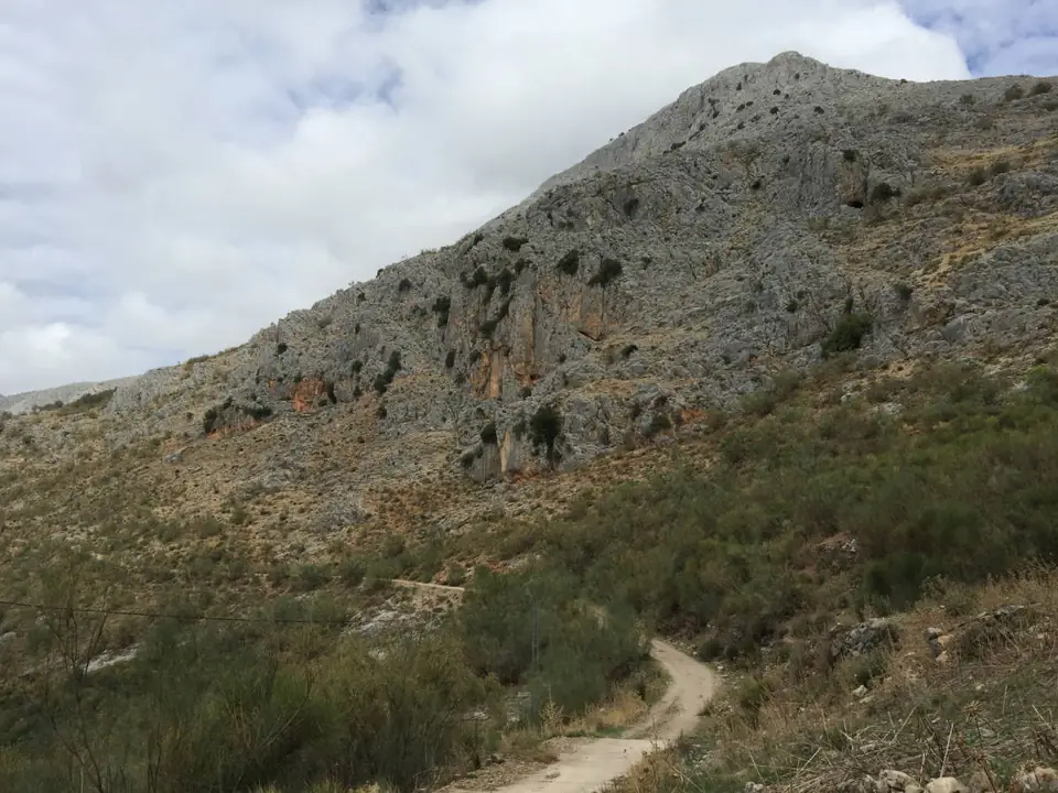 Ladera caliza de la Sierra de Vilo con un sendero entre matorral