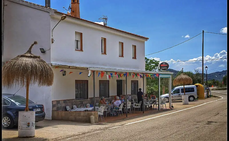 Terraza de Casa Lola en Mondrón, junto a la carretera