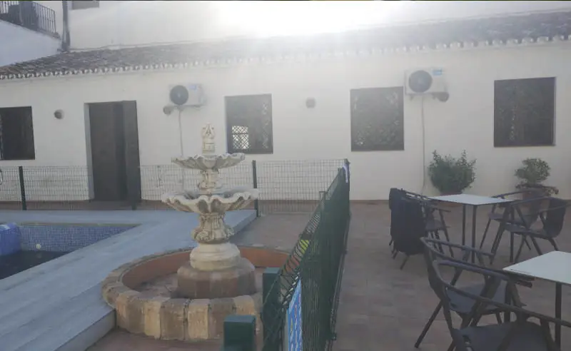 Patio con fuente del restaurante El Balneario, en los Baños de Vilo