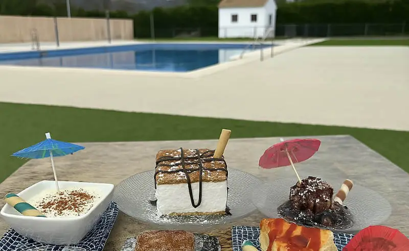 Postres servidos junto a la piscina de Rincón el Colorín