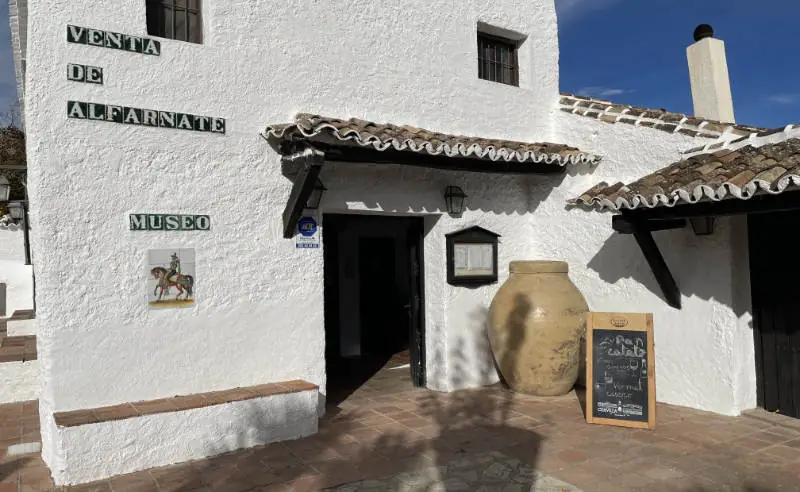 Fachada encalada de la Venta de Alfarnate y su museo